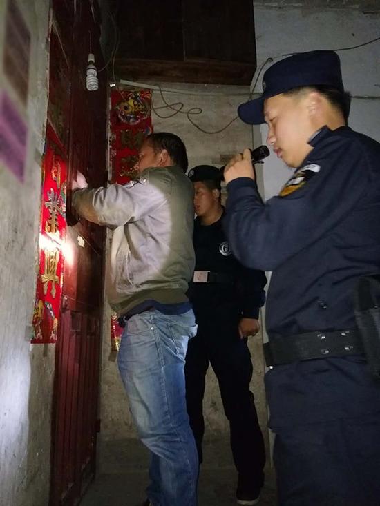 赤峰粗心妈妈误将幼女锁家中 民警全城寻开锁师傅开门