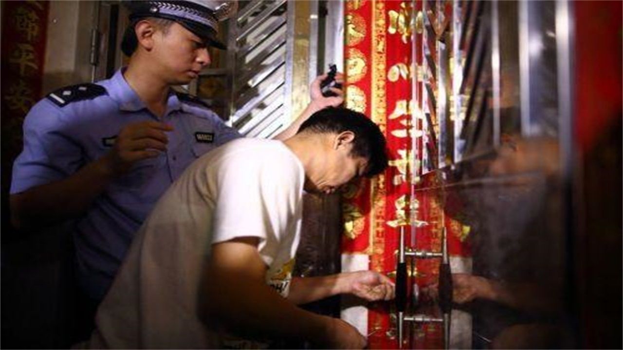 赤峰请开锁师傅开了锁后，师傅为什么一般都不进门，就算主人请也不进去？